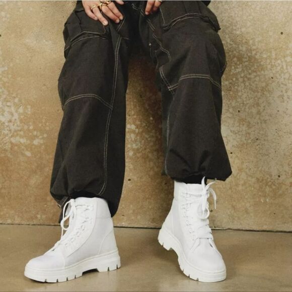 Dr. Martens Shoes - 🆕️👢Dr. Martens 90s Chunky Hiker Combs Boots White - Sz 11